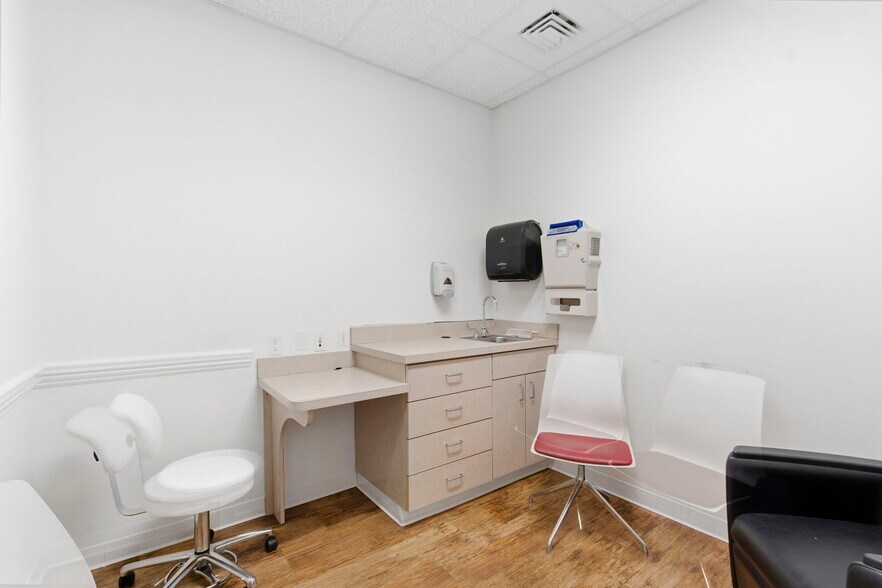 More Photos Of 5552 N Farmer Branch Rd, Ozark Office For Sale