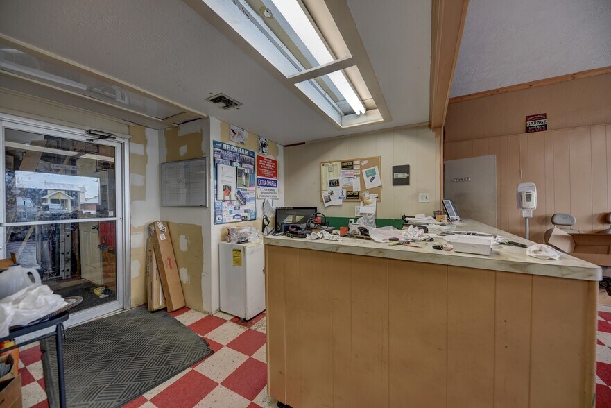 More Photos Of 307 E Alamo St, Brenham Auto Repair For Sale