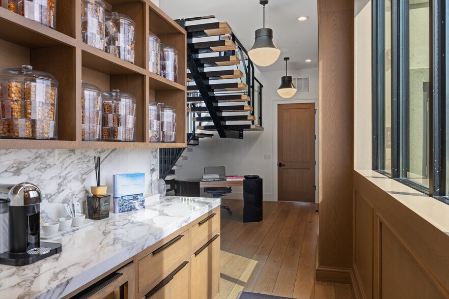 More Photos Of 4554 Forestdale Dr, Park City Showroom For Lease