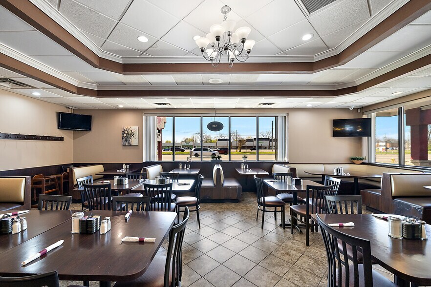 More Photos Of 37116 S Groesbeck Hwy, Clinton Township Restaurant For Sale