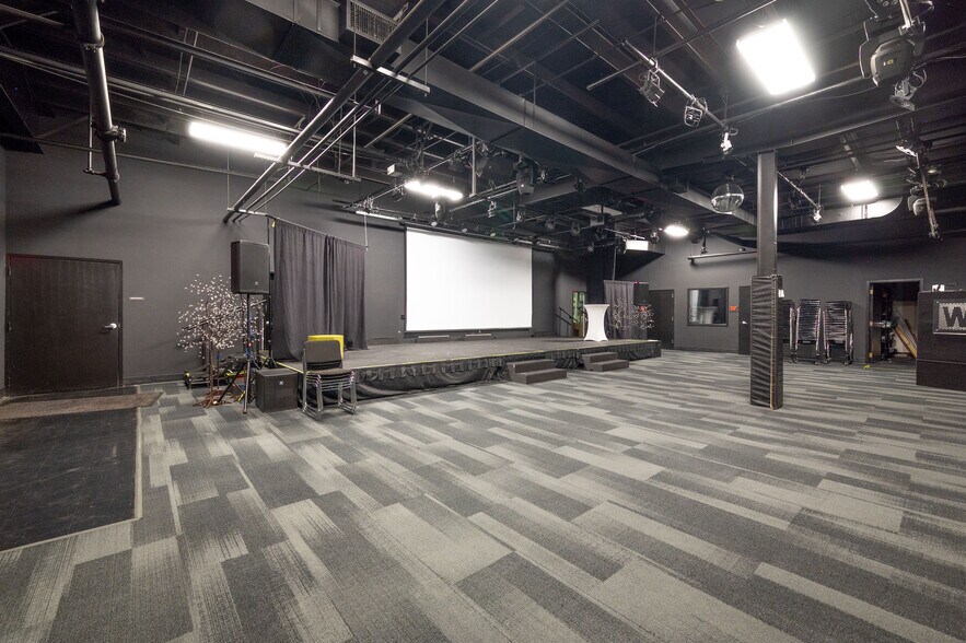 More Photos Of 16-18 Trowbridge Dr, Bethel Light Manufacturing For Sale