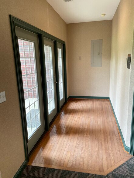 More Photos Of 102 Manor Ave, Bardstown Office For Sale