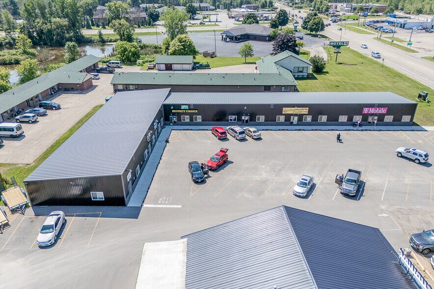 More Photos Of 1186 N Shawano St, New London General Retail For Lease