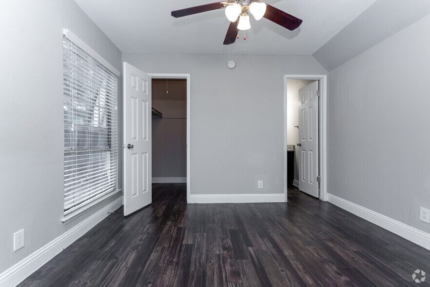 More Photos Of 2420 E Abram St, Arlington Apartments For Sale