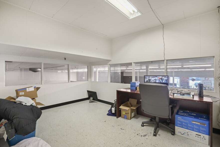 More Photos Of 175 SE Baseline St, Hillsboro Showroom For Sale