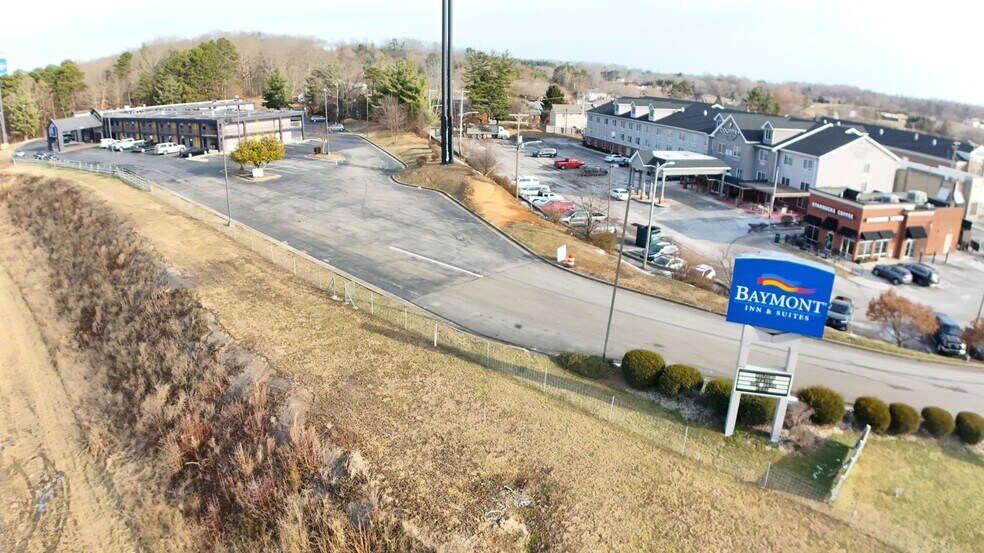 More Photos Of 2075 Highway 192 W, London Hotel For Sale