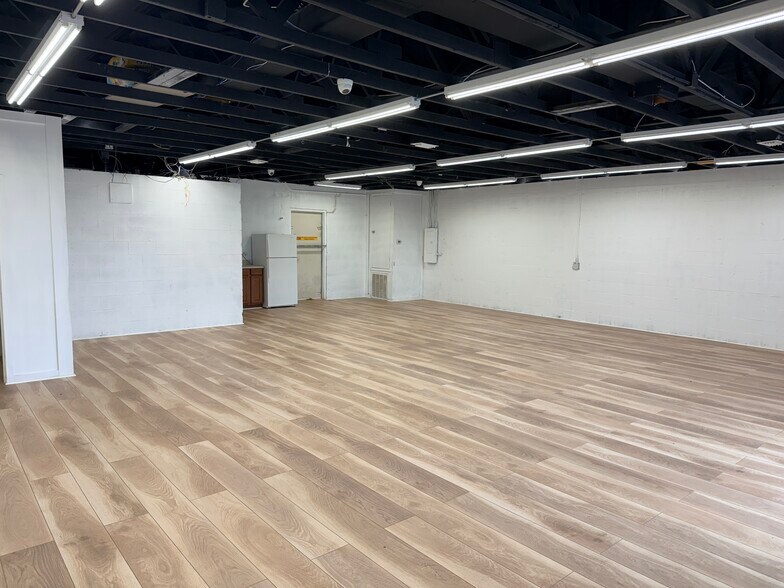 More Photos Of 142 S Moon Ave, Brandon General Retail For Sale