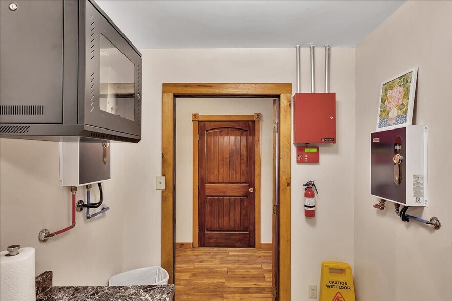 More Photos Of 68 Main St, Whitehall Flex For Sale