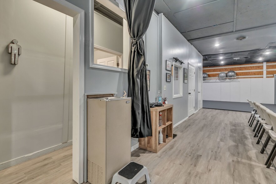 More Photos Of 207 Highway 96 N, Fairview Showroom For Sale