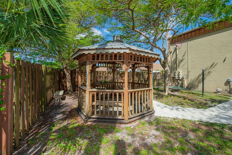 More Photos Of 2595 Tamiami Trl, Port Charlotte Apartments For Lease
