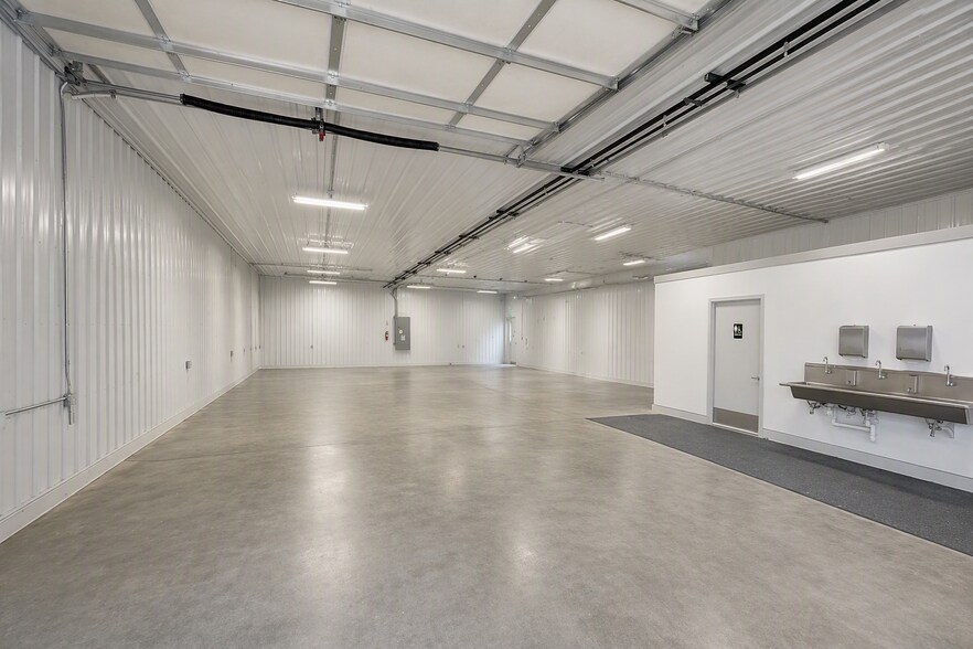 More Photos Of 616A-622 S Main St, Hebron Warehouse For Sale