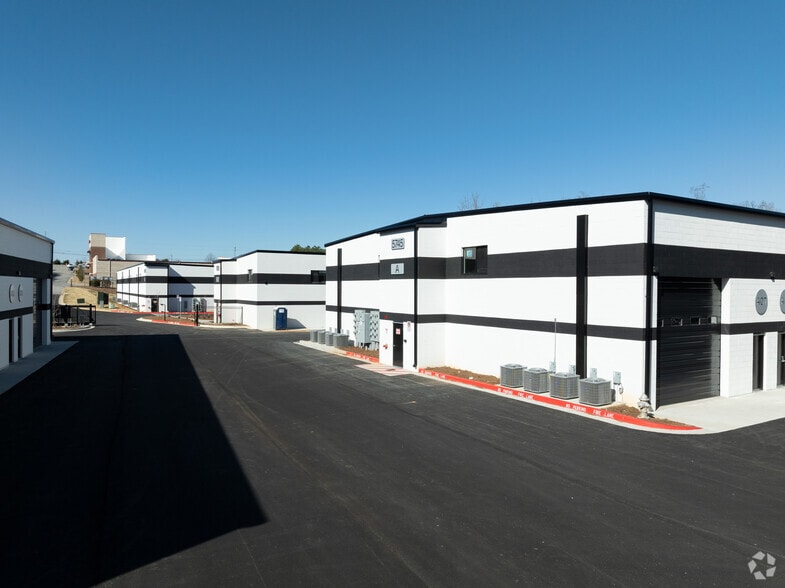 More Photos Of 5705-5765 Stables Way, Alpharetta Showroom For Lease