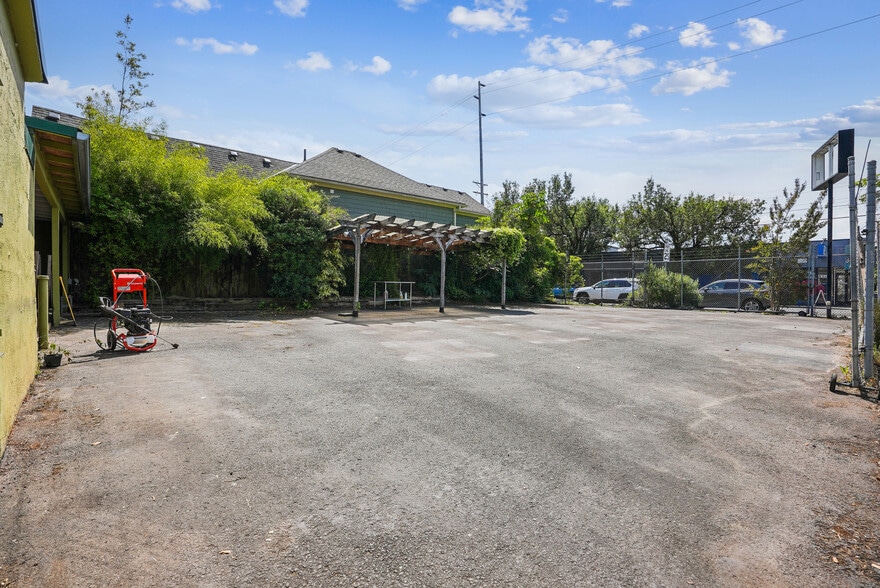 More Photos Of 1114 SE Clay St, Portland Freestanding For Sale