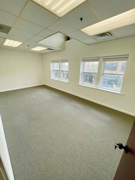 More Photos Of 921 Green Bay Rd, Winnetka Office For Lease