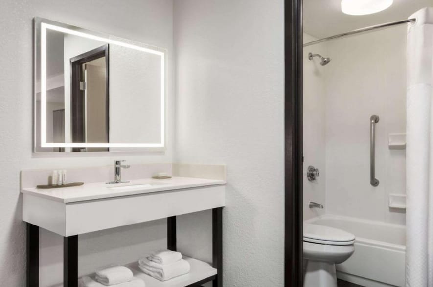 More Photos Of 25105 Country Club Blvd, North Olmsted Hotel For Sale