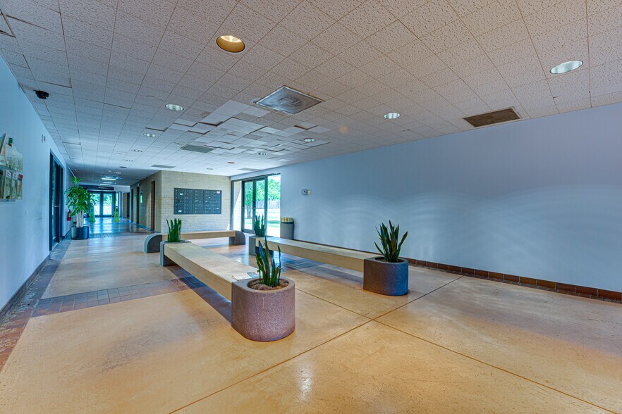 More Photos Of 2909 S Hampton Rd, Dallas Medical For Sale