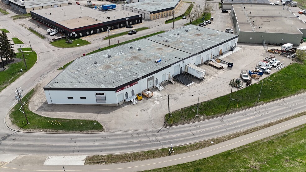 More Photos Of 1301-1313 Hastings Cres SE, Calgary Warehouse For Lease