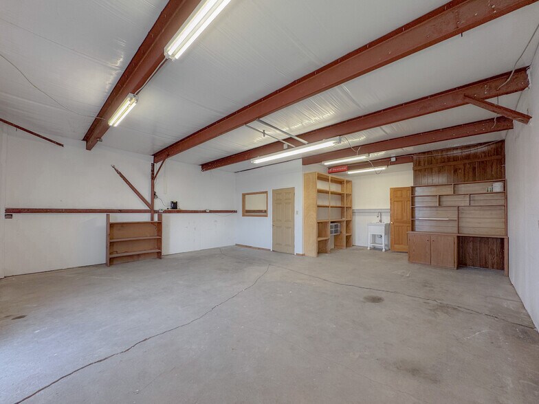More Photos Of 210-212 N Pine St, Ponca City Light Distribution For Sale