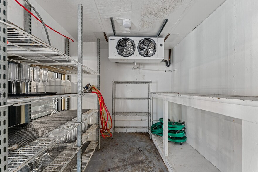 More Photos Of 2039 Redwood Ave, Grants Pass Restaurant For Sale