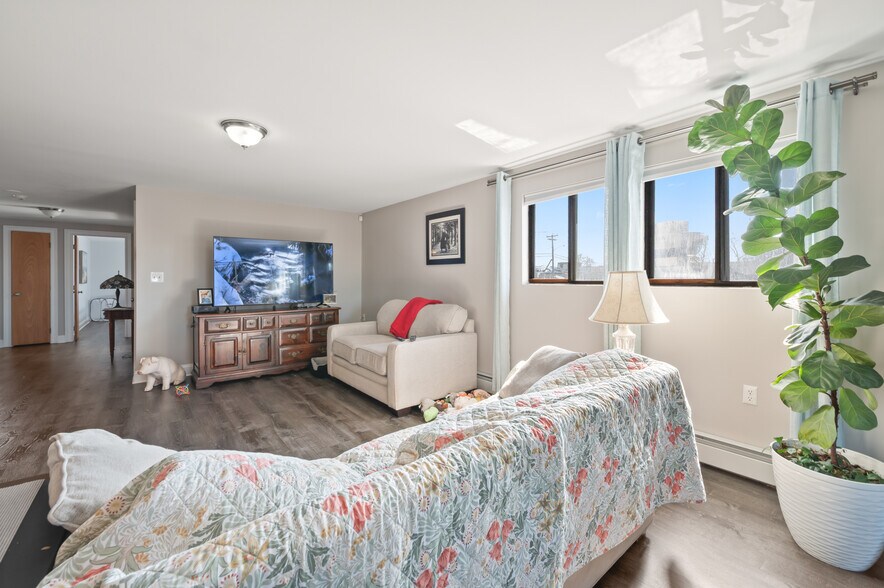 More Photos Of 570 Honeyspot Rd, Stratford General Retail For Sale