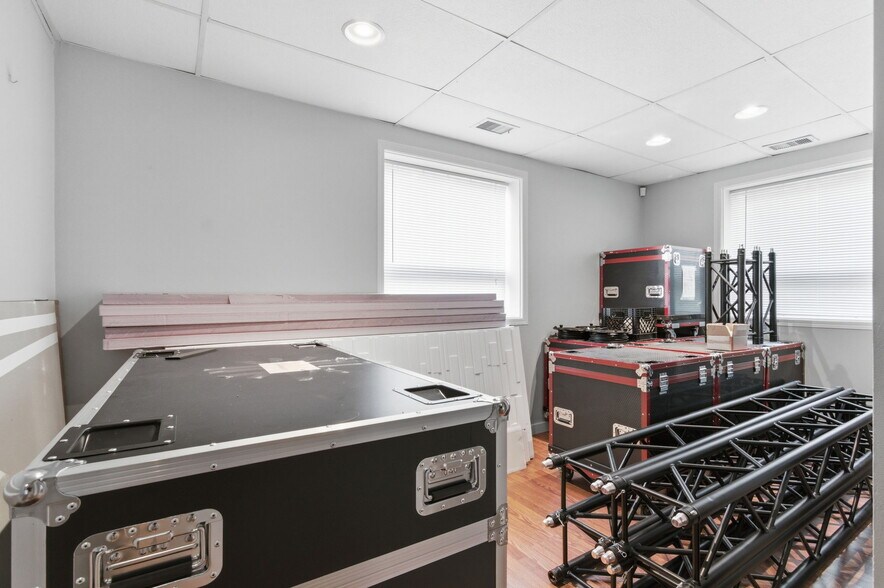 More Photos Of 7731 Traders Ln, Indianapolis Office For Sale