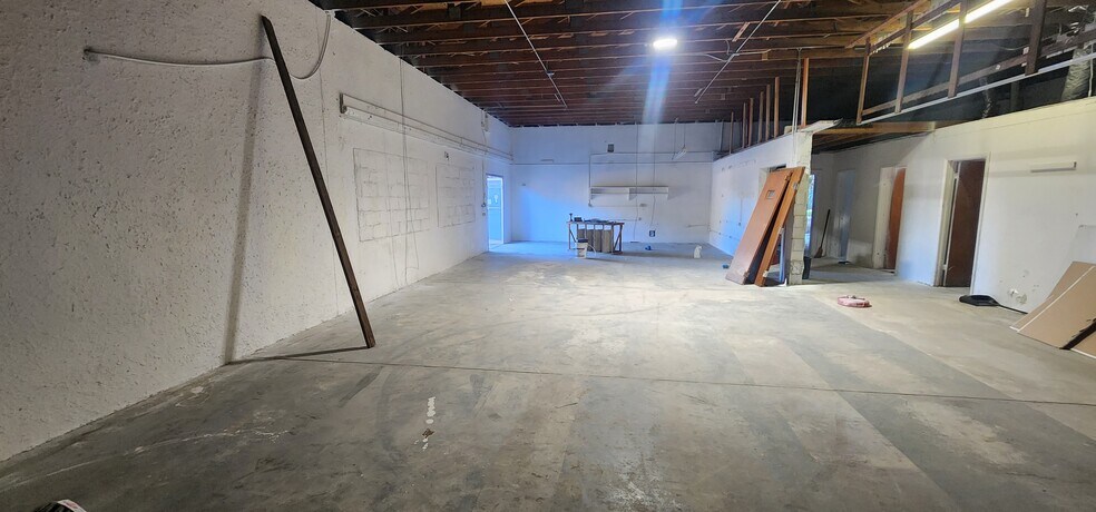 More Photos Of 284 S Center St, Pierson Auto Repair For Lease