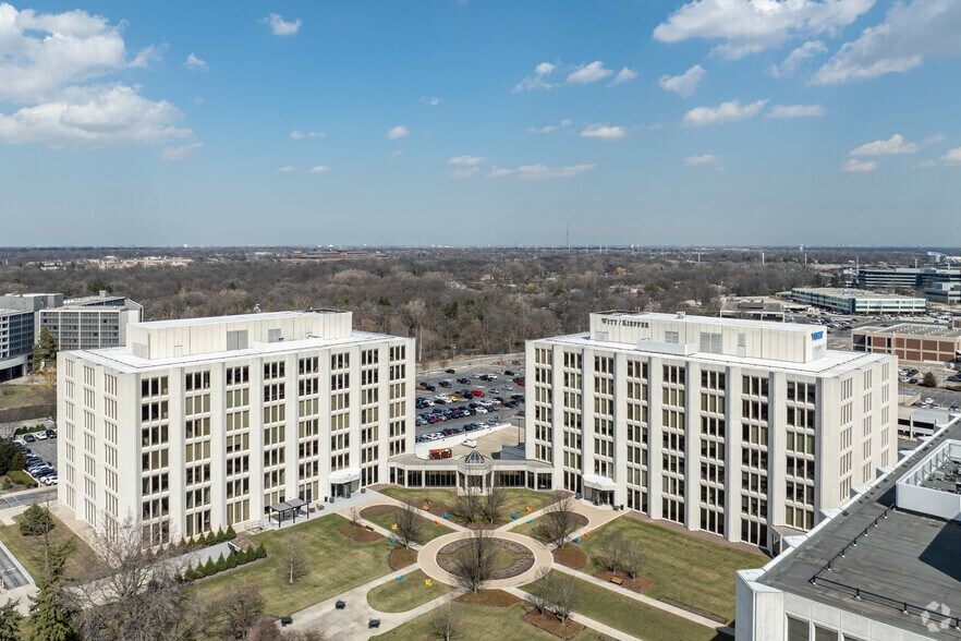 More Photos Of 2001 Spring Rd, Oak Brook Office For Lease