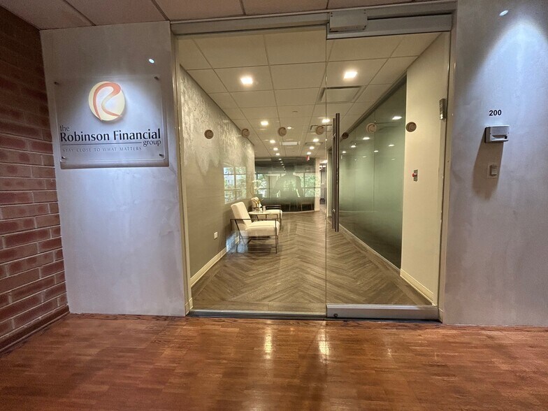 More Photos Of 8831-8833 Gross Point Rd, Skokie Office For Lease