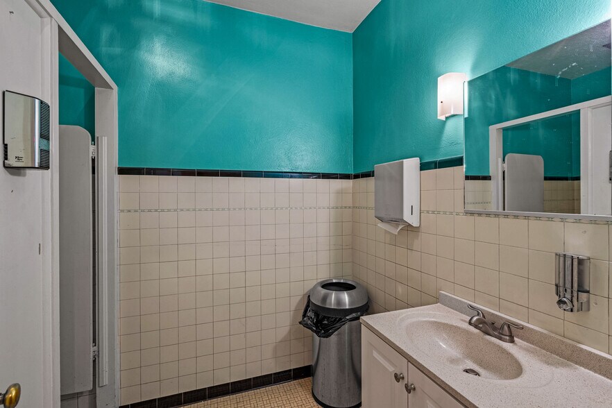 More Photos Of 143 SE H St, Grants Pass Theater Concert Hall For Sale