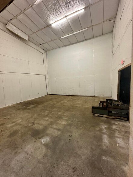More Photos Of 910 State Highway 30 W, New Albany Warehouse For Sale
