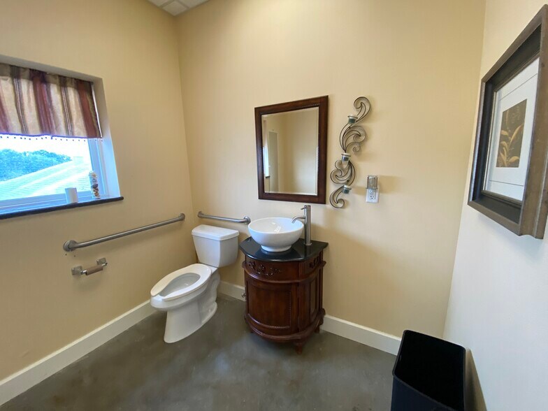 More Photos Of 2050 N 62nd Ave, Saint Petersburg Office For Lease