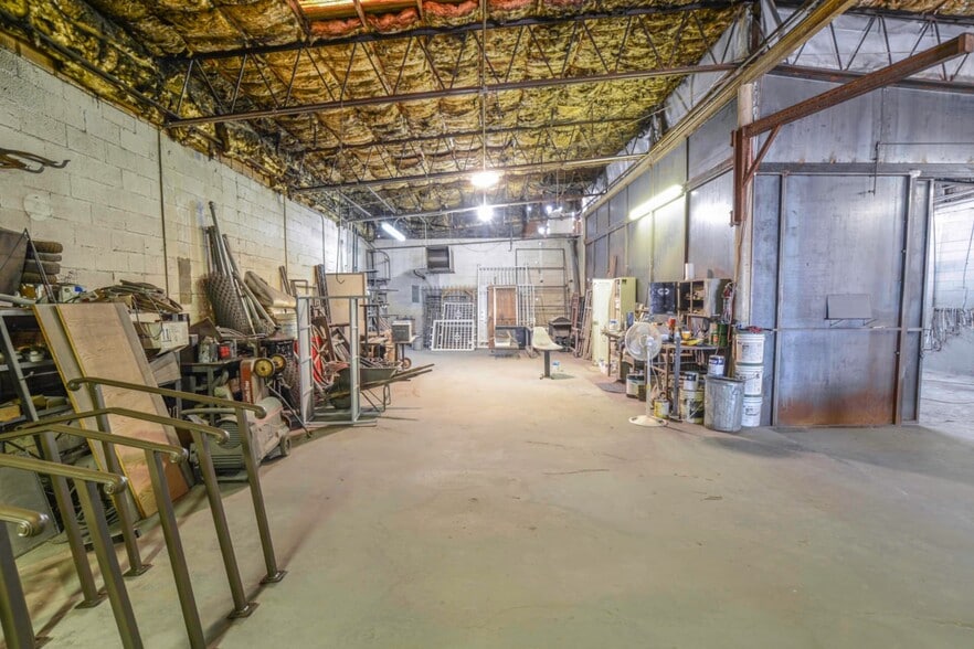More Photos Of 1117 N Avenue T, Lubbock Warehouse For Sale