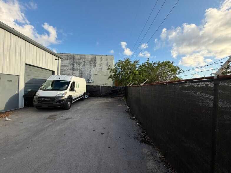 More Photos Of 1173-1179 SW 1st Way, Deerfield Beach Industrial For Lease