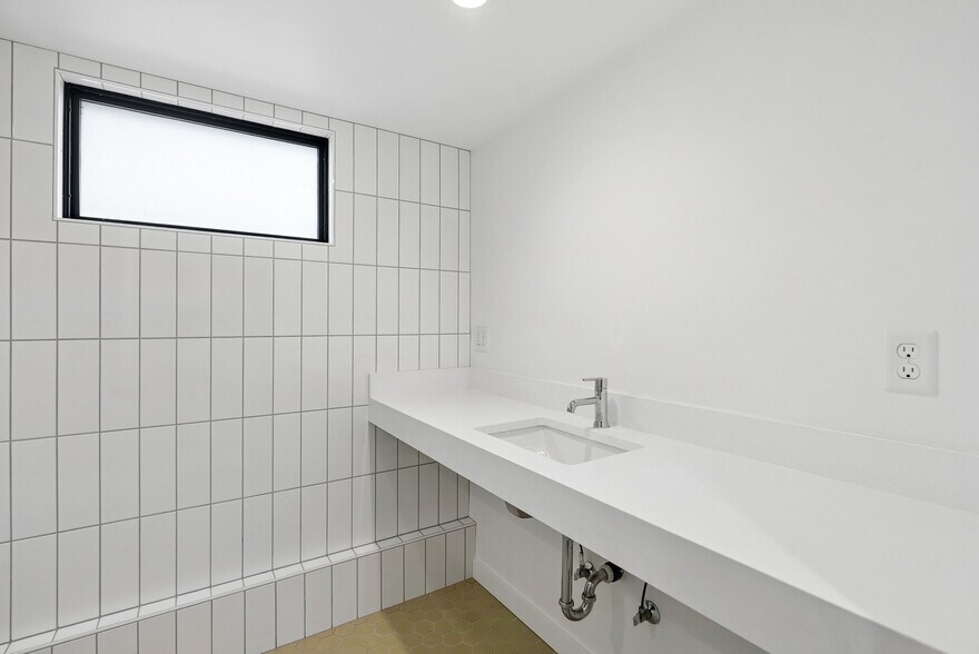 More Photos Of 2105 SE Ochoco St, Portland Office For Sale