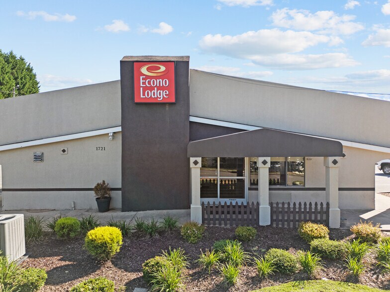 More Photos Of 1721 Broadcast St, Gastonia Hotel For Sale