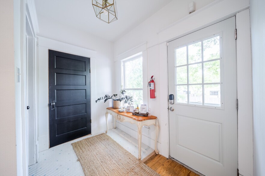 More Photos Of 729 N Bishop Ave, Dallas Office For Sale