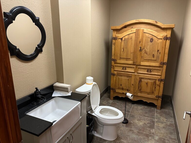 More Photos Of 7435 Kent Ave, Eau Claire Flex For Lease