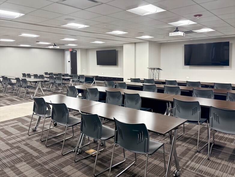 More Photos Of 10 N Martingale Rd, Schaumburg Coworking Space