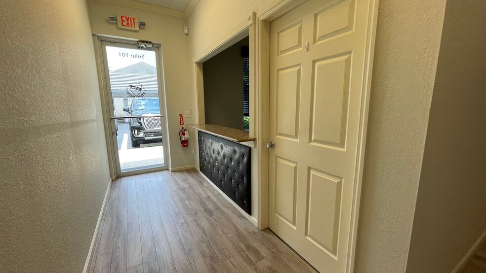 More Photos Of 3459 Pine Ridge Rd, Naples Office For Lease