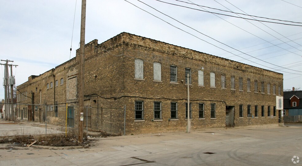 More Photos Of 3000 W Clarke St, Milwaukee Warehouse For Sale