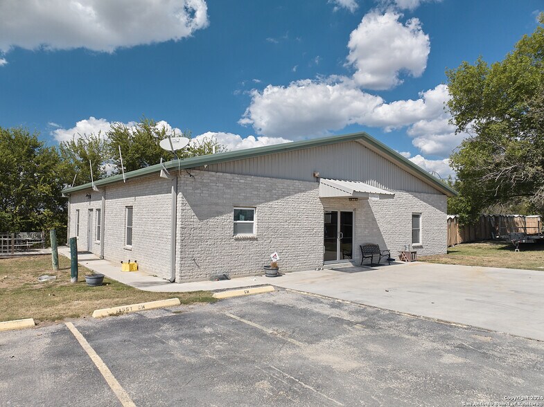 More Photos Of 25301 Interstate 35 N, New Braunfels Office For Sale