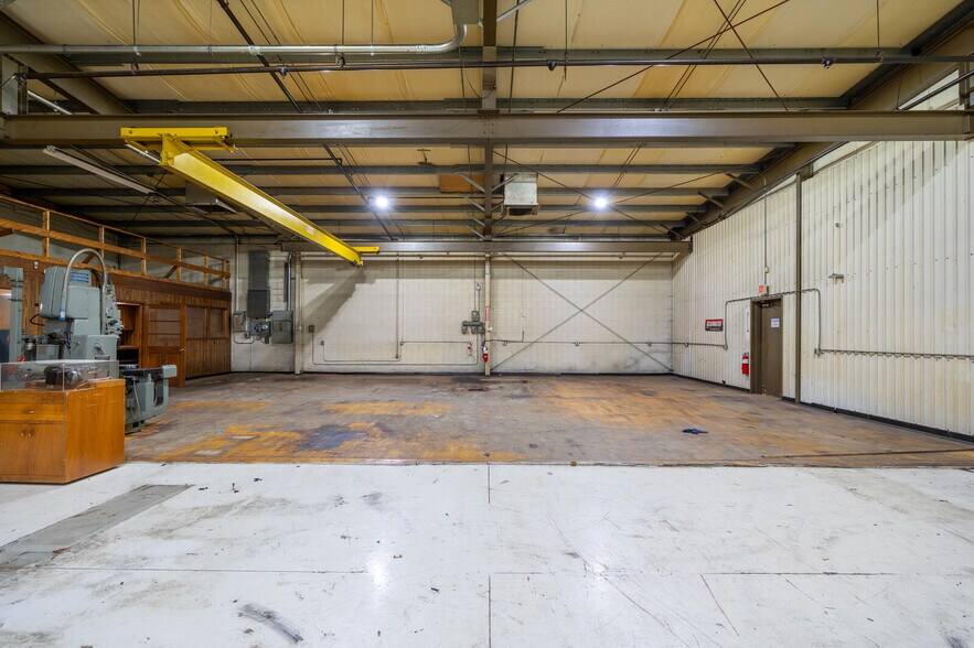 More Photos Of 42470 Executive Dr, Harrison Township Warehouse For Lease