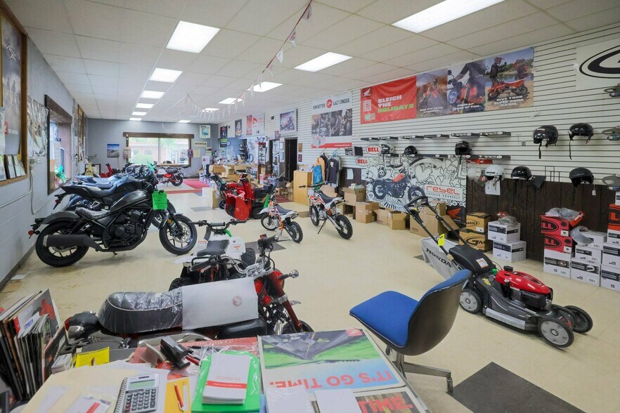 More Photos Of 4215 E Lake St, Minneapolis Freestanding For Sale