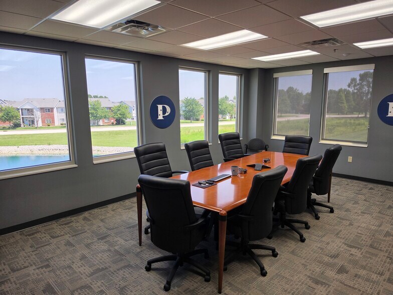 More Photos Of 415 Crosslake Dr, Evansville Office For Lease