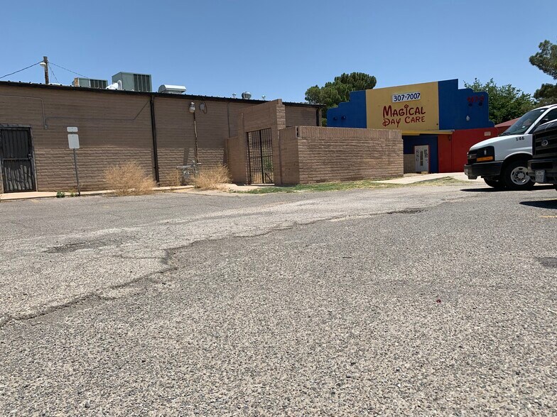 462 N Yarbrough Dr, El Paso, TX 79915 Medical For Sale