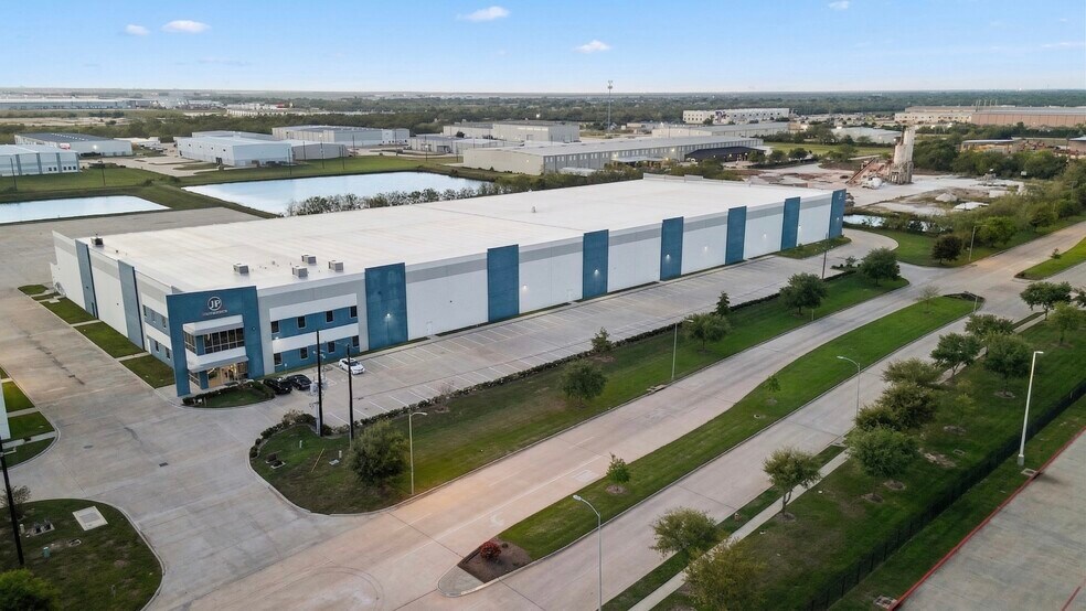 More Photos Of 450 Commerce Pky, Katy Distribution For Lease
