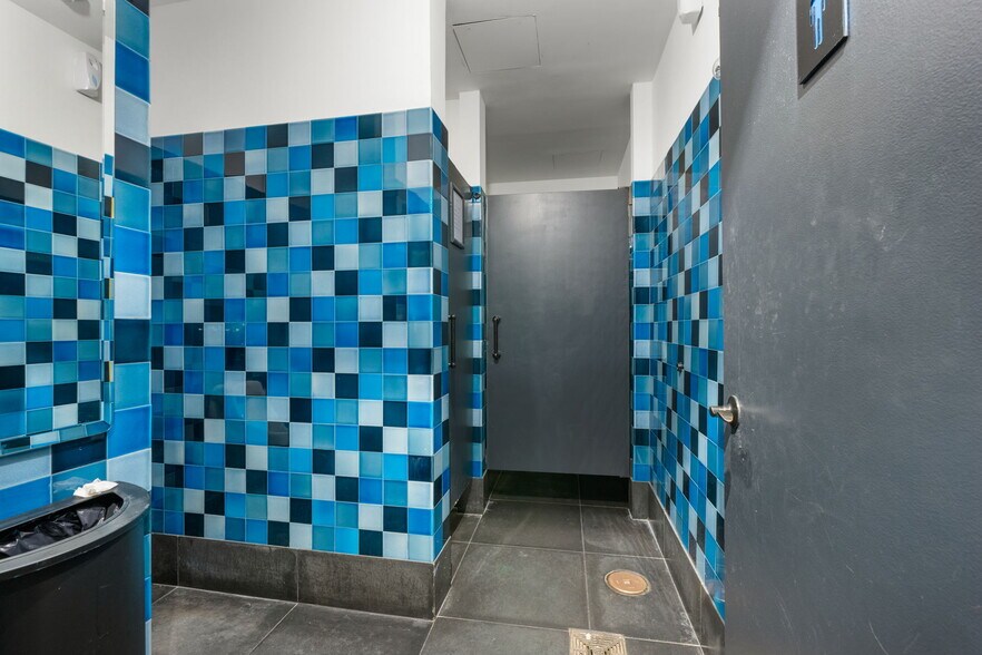 More Photos Of 24 Navy Pier Ct, Staten Island Restaurant For Lease