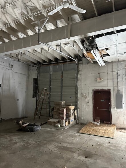 More Photos Of 398 Auburn Rd, Pontiac Warehouse For Lease