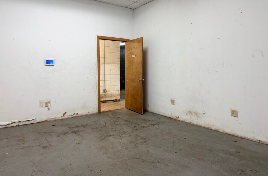 More Photos Of 1003 N Fort Crook Rd, Bellevue Warehouse For Lease