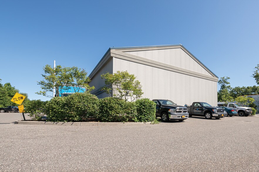 More Photos Of 286 W Montauk Hwy, Hampton Bays Warehouse For Lease